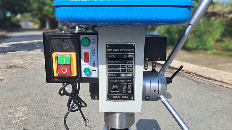 Mặt trước của máy khoan taro ZS4125D